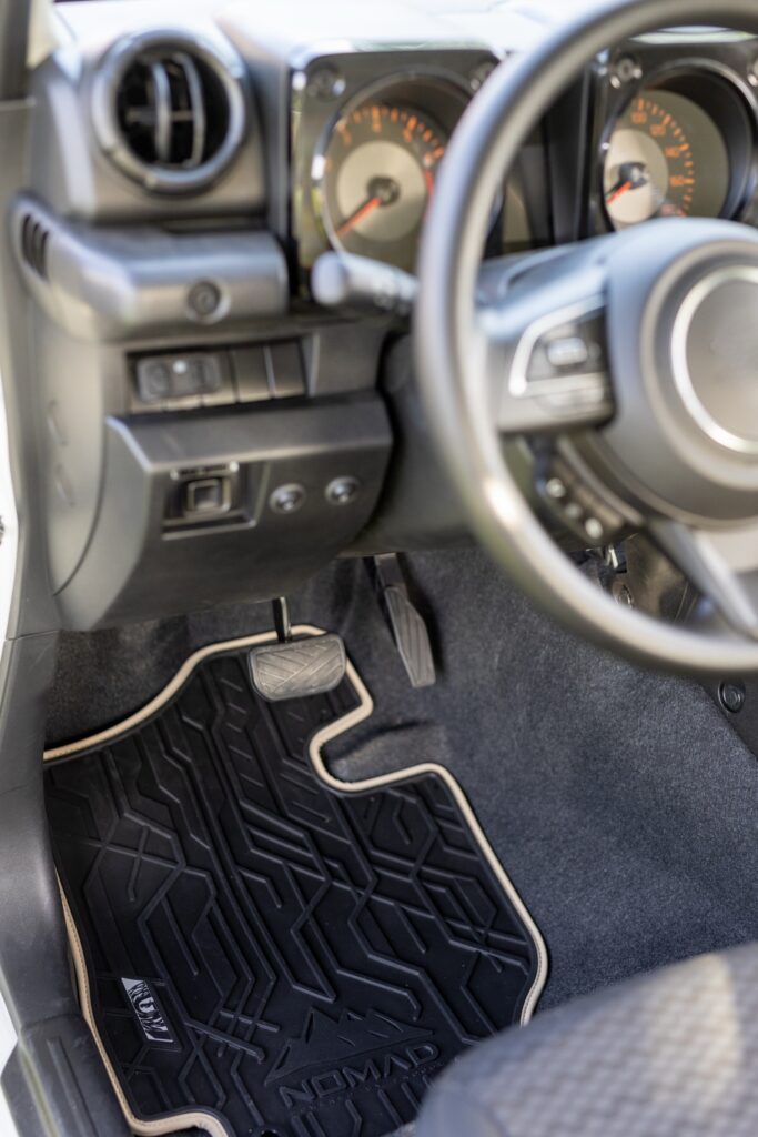 Dywaniki samochodowe NOMAD przednie ze skórzaną czarną lamówką dopasowane do BMW Seria 5 E60 2003-2010