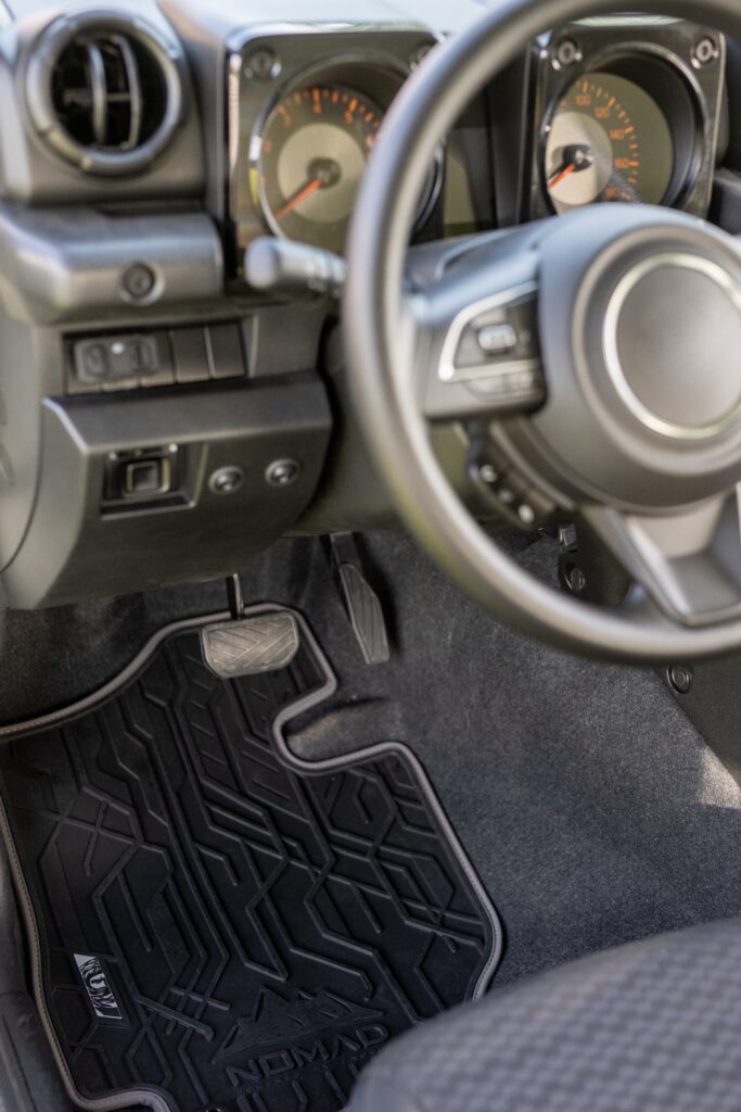 Dywaniki samochodowe NOMAD przednie ze skórzaną czerwoną lamówką dopasowane do BMW Seria 5 E61 2003-2010